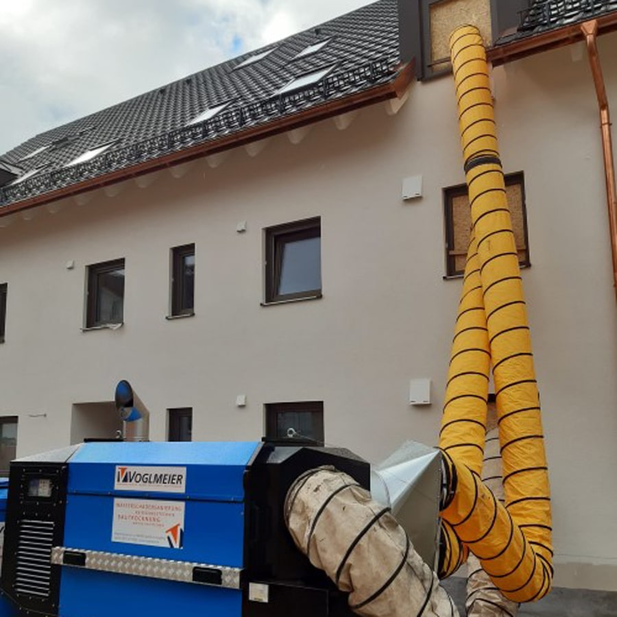 Haus mit mobilem Heizgerät von Voglmeier