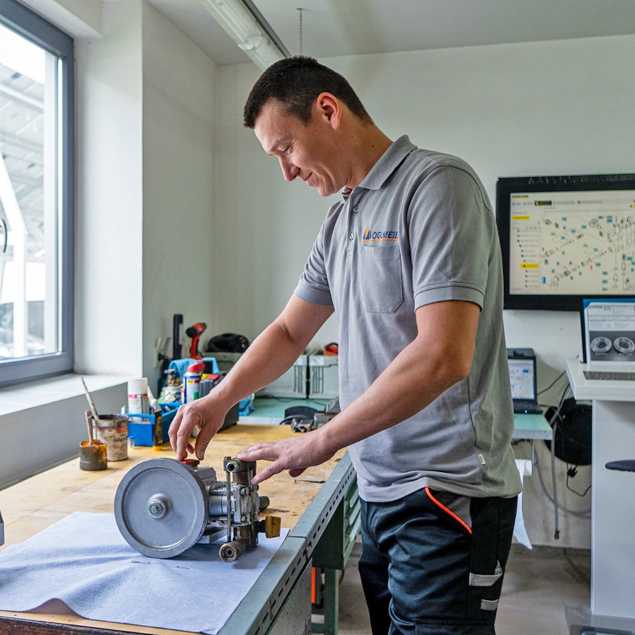 Geschulte Fachperson beim Reparieren eines Geräts