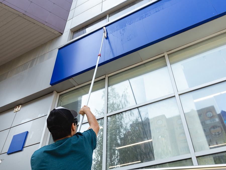 Dienstleister reinigt Gebäude-Fassade